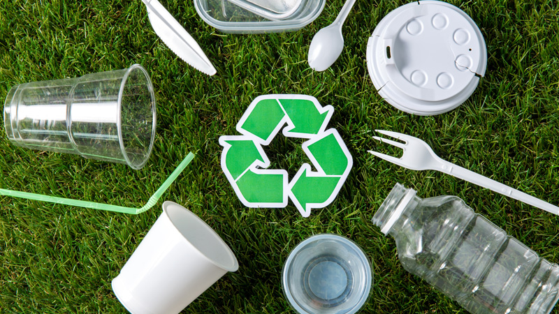 contenitori di plastica e logo riciclo